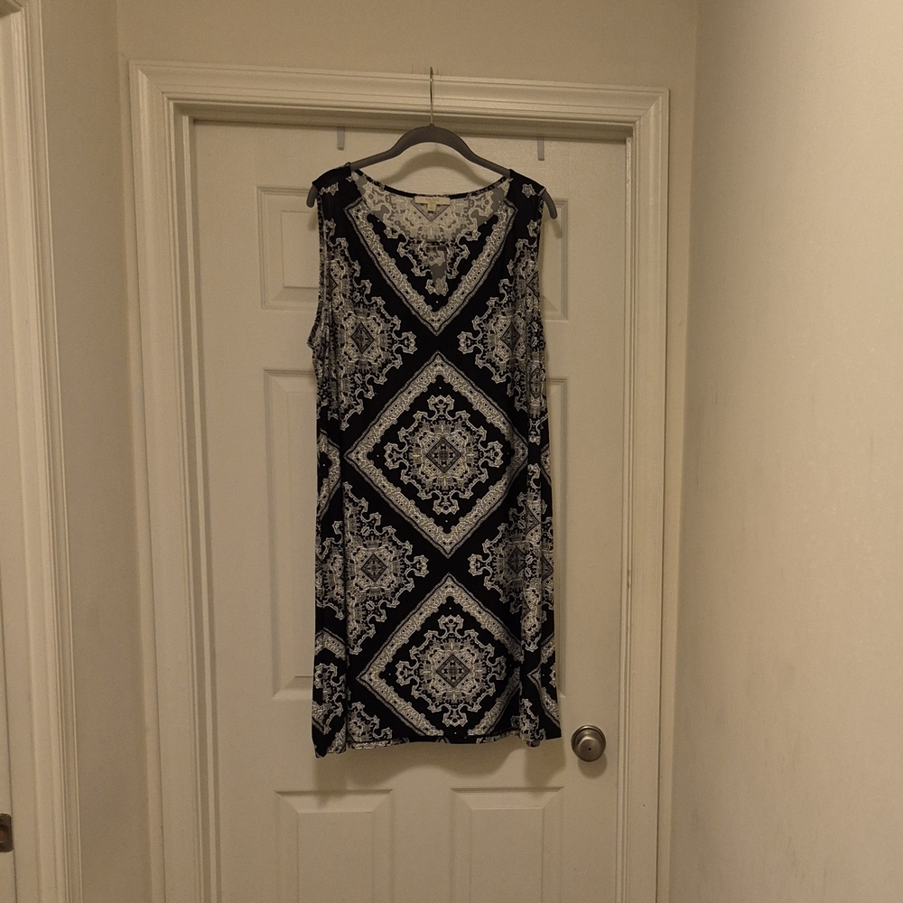Elegant Black and White Patterned Women's Top